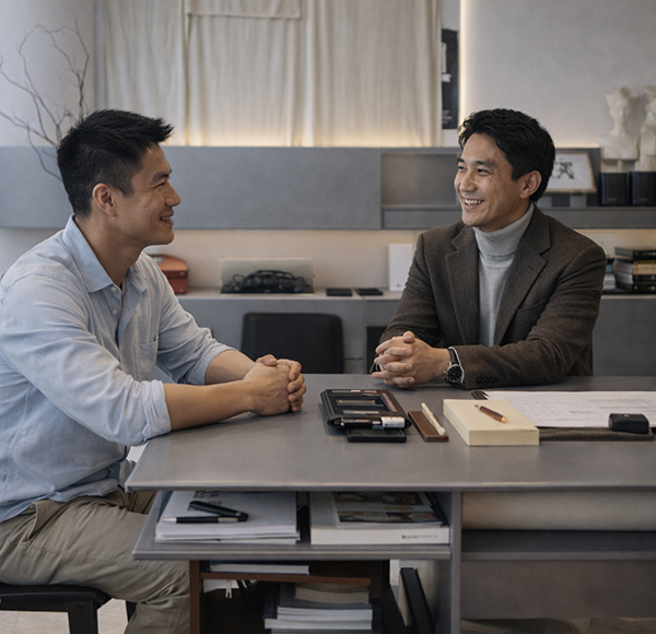 ภาพของ Luke Chen และ Pattraporn Sittirat สองผู้ก่อตั้งขณะกำลังหารือแบบแปลนในออฟฟิศ