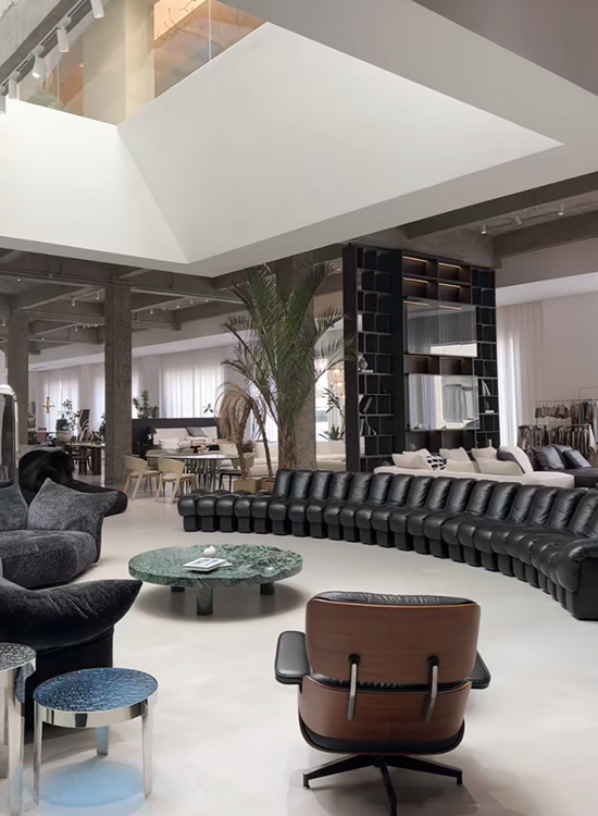 โชว์รูมเฟอร์นิเจอร์สไตล์โมเดิร์น จัดแสดงเฟอร์นิเจอร์ดีไซน์เนอร์อย่างโซฟาโค้งและเก้าอี้พักผ่อนระดับไฮเอนด์ ที่สะท้อนคุณภาพงานประกอบจากซัพพลายเชนของบริษัท