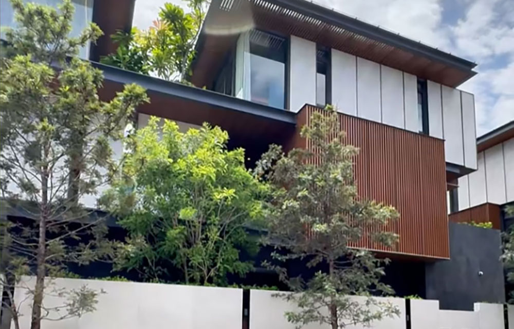 วิลล่าเดี่ยวสไตล์โมเดิร์น งานระแนงไม้หน้าบ้านและการจัดสวน