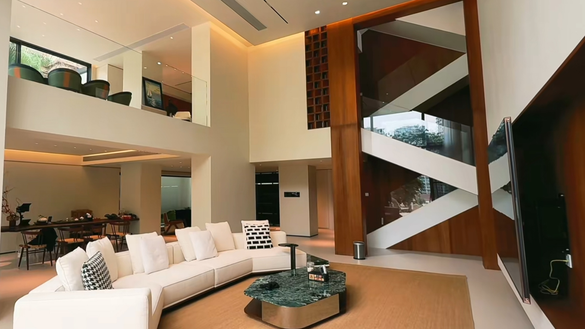 บ้านเดี่ยวเกษตร-นวมินทร์ ห้องนั่งเล่นเพดานสูงและตู้ไม้ Built-in สั่งทำพิเศษ