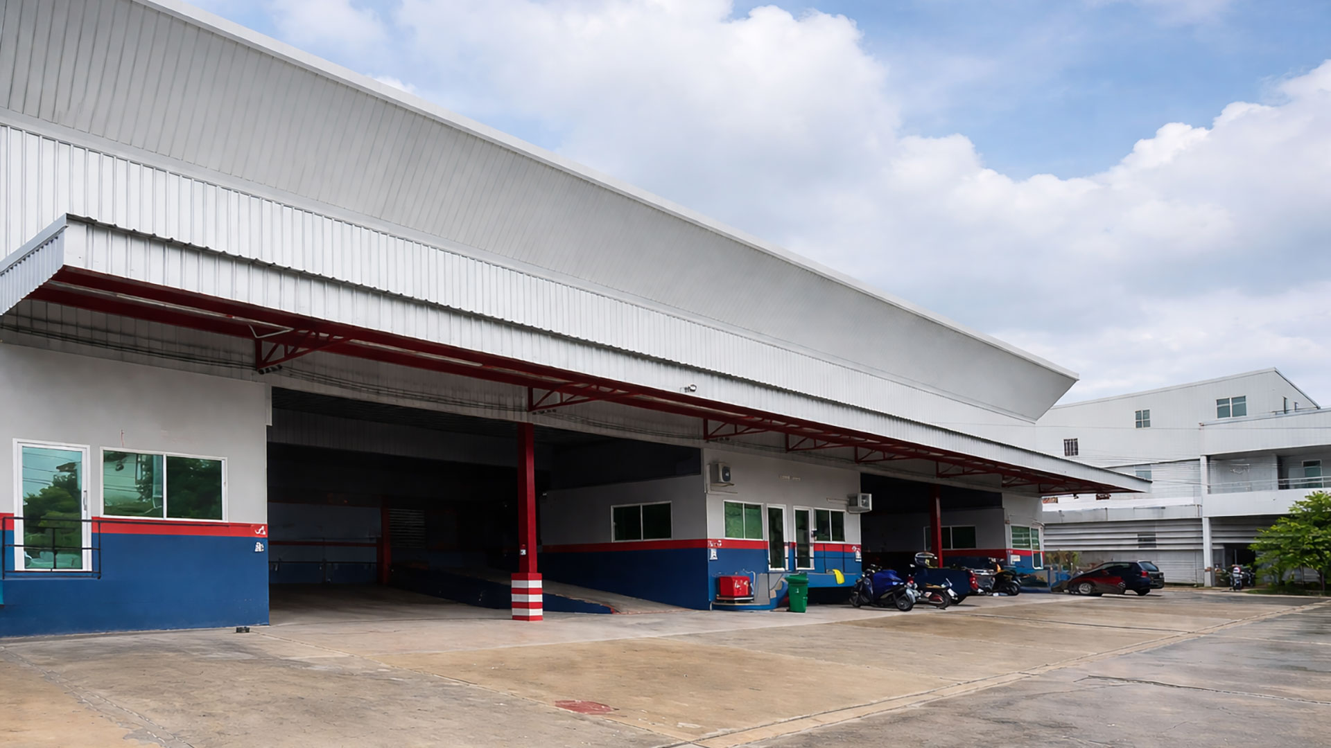 โรงงานอิเล็กทรอนิกส์นวนคร งานทาสีภายนอกและพื้นอีพ็อกซี่กันไฟฟ้าสถิต