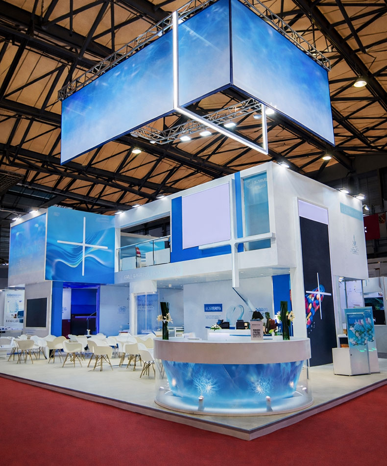 ภาพหน้างานตกแต่งโชว์รูมเชิงพาณิชย์ขนาดใหญ่ งานโครงสร้างเหล็ก กล่องไฟ LED และเคาน์เตอร์ต้อนรับ