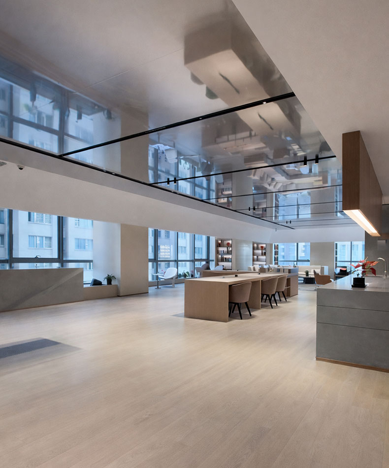 การตกแต่งออฟฟิศในตึกเกรด A โซนทำงาน Open Plan และงานฝ้าเพดานโชว์งานระบบท่อแอร์และดับเพลิง