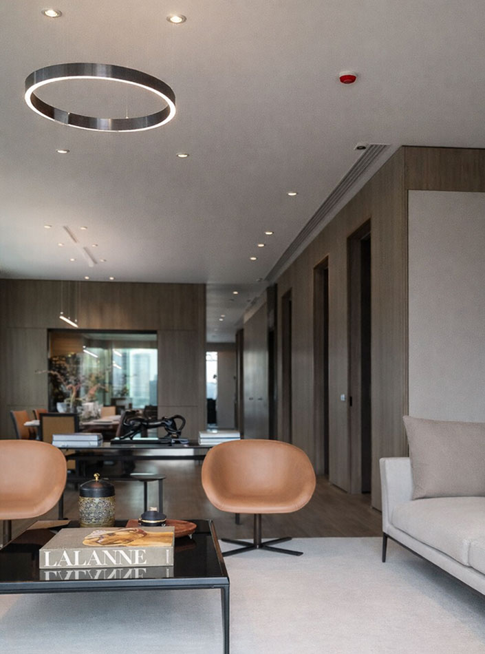 บิลต์อินห้องนั่งเล่นสไตล์ Minimal Cozy ซ่อนไฟหลืบและตู้ไม้