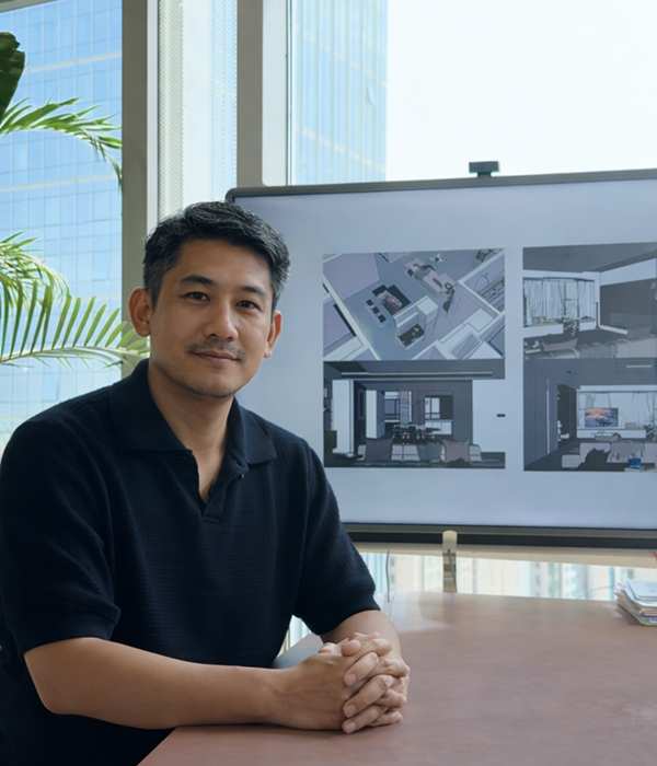 Marcus Yip Chief Design Manager กำลังอธิบายแบบก่อสร้างเชิงพาณิชย์ เป็นผู้นำการจัดผังพื้นที่ออฟฟิศและโรงแรมระดับดาวในกรุงเทพฯ